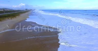 海浪。 相机在波浪上的运动。 波浪<strong>靠近</strong>海岸。